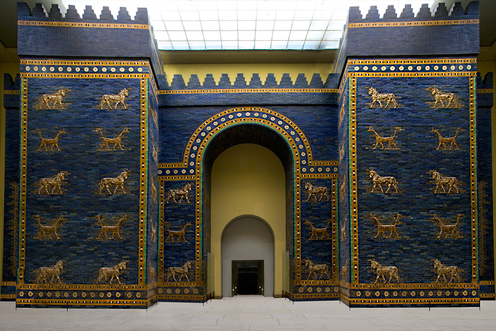 Ворота богини Иштар в Вавилоне (реконструкция). Восьмые ворота внутреннего города в Вавилоне. Построены в 575 г. до н. э. по приказу царя Навуходоносора в северной части города.
