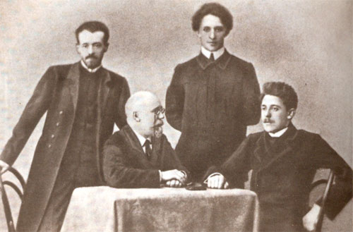 К.А. Эрберг (Сюннерберг), Ф.К. Сологуб, А.А. Блок и Г. Чулков. Фотография Д.С. Здобнова. 1908 г.
