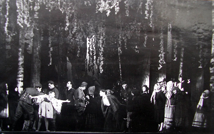 014. Девочка ищет отца. П.Коваленко. 1949
